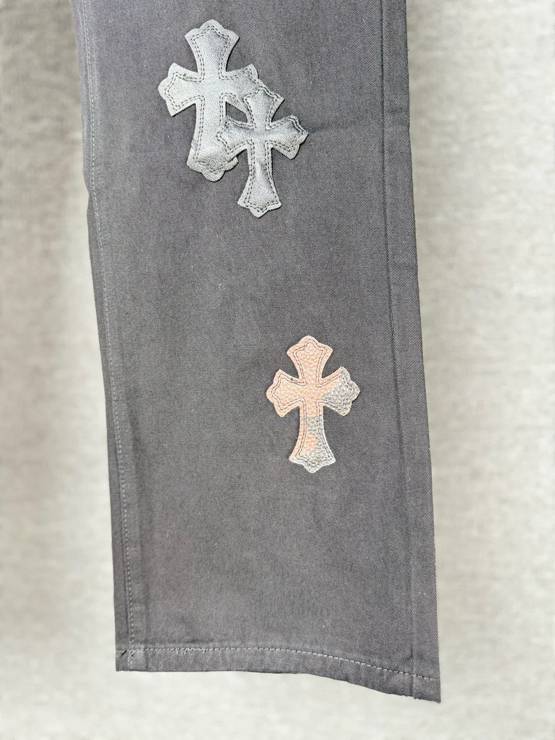 P270 💰 (Top version) Chrome Hearts丨Chrome Hearts Black and Brown Camouflage Cross Patched Leather Jeans - Full of exploring the ultimate in fashion, Chrome Hearts' new Chrome Hearts pants cleverly integrate camouflage cross, camouflage cross and other elements to break the traditional boundaries. Mattyboy's clever fusion of overalls and khaki jeans, the same style, brings endless matching inspiration to fashionistas! Whether it is daily wear or a trendy try, these pants can bring you an excellent fashion experience. Color: black Size: 28-30-32-34 (corresponds to S-M-L-XL)